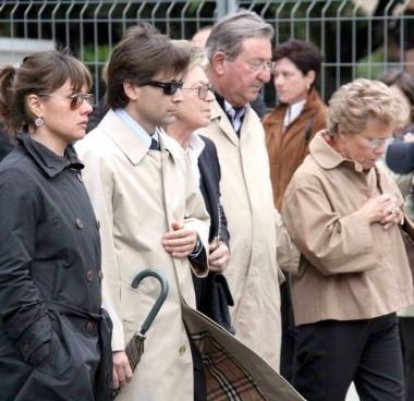 La nuora, il figlio e la madre al funerale 