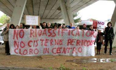 Al presidio cera anche una delegazione dellAssemblea 29 giugno di Viareggio. Sulla destra il ferroviere Dante De Angelis 