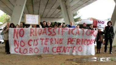 Al presidio c’era anche una delegazione dell’Assemblea 29 giugno di Viareggio. Sulla destra il ferroviere Dante De Angelis