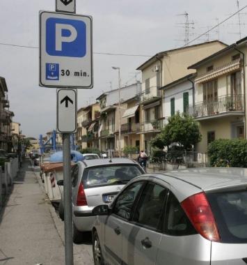 Il contestato parcheggio in via Garigliano 