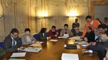 La firma dell’accordo ieri mattina in Regione Sulla sinistra l’assessore al lavoro Simoncini