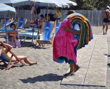 Bufera sugli ambulanti in spiaggia