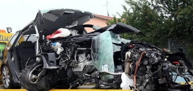 Muore  intrappolato nell'auto grave un altro ragazzo