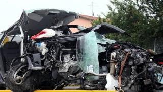 Muore intrappolato nell'auto grave un altro ragazzo