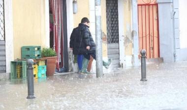 Strade allagate nel paese di Guasticce 