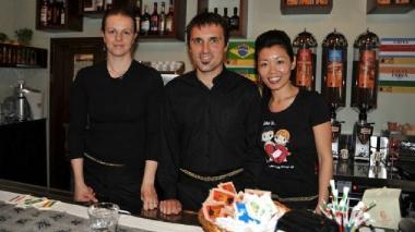 Marzio Porri con la moglie e una commessa del Dàn Kafe