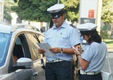 Vigili urbani al lavoro per fare le multe (archivio) 