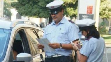 Vigili urbani al lavoro per fare le multe (archivio)