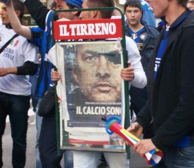 Una locandina per lo Special One e un momento del carosello di auto 