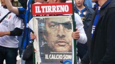 Una locandina per lo Special One e un momento del carosello di auto