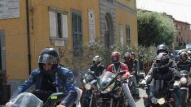 Centauri in sella alle moto in un raduno