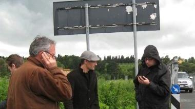 Il sindaco Bacci con i tecnici sul ponte sul Tora