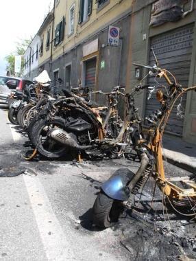 <b>ROGO DOLOSO.</b> I motorini dati alle fiamme sabato notte 