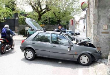Auto contro il muro Due anziani feriti