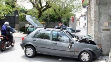 Auto contro il muro Due anziani feriti