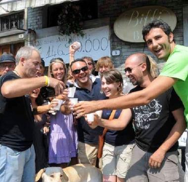 Bagnone in festa per la super vincita  