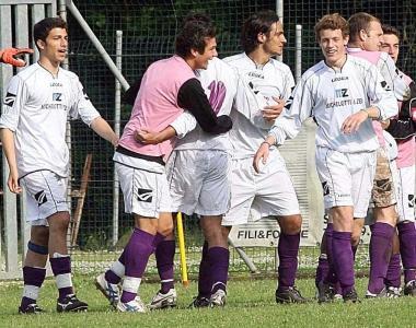 I giocatori della Larcianese esultano per il gol della vittoria 