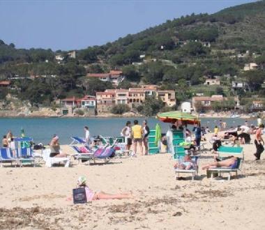 Primi turisti in spiaggia a Portoferraio   