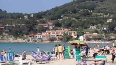 Primi turisti in spiaggia a Portoferraio