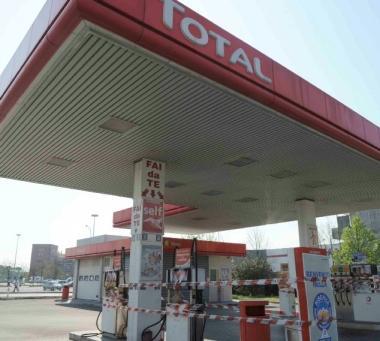 La stazione di servizio della Total di via Tosco Romagnola: era sotto sequestro da alcune settimane Ora i sigilli sono stati tolti e potr&agrave; tornare allattivit&agrave; di sempre 
