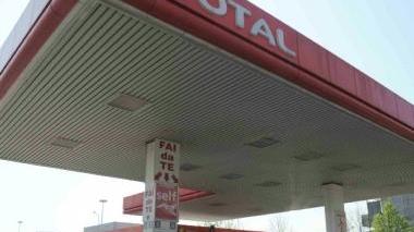 La stazione di servizio della Total di via Tosco Romagnola: era sotto sequestro da alcune settimane Ora i sigilli sono stati tolti e potrà tornare all’attività di sempre