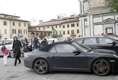 Le auto parcheggiate davanti alla chiesa di S.M. delle Carceri 