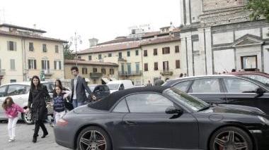 Le auto parcheggiate davanti alla chiesa di S.M. delle Carceri