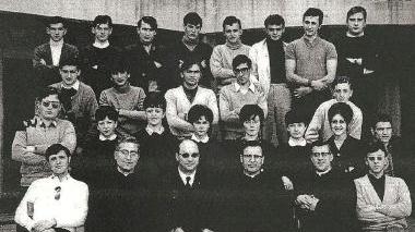 Una foto degli studenti insieme ai Padri Dehoniani