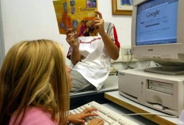 Bambini al computer (Foto darchivio) 