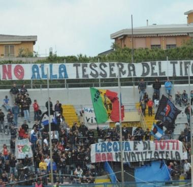 Gli striscioni dei tifosi nerazzurri in curva Nord 