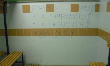 Una delle scritte lasciate sui muri degli spogliatoi dai giocatori del Casale dopo la sfida (vinta) con il Bellaria 
