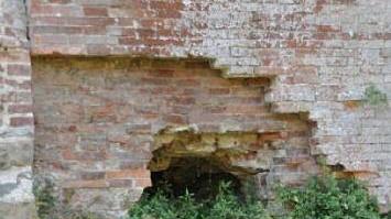 Ecco il paramento infestato dalle erbacce e privo di mattoni