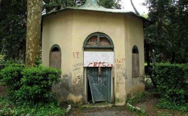 Erbacce, degrado e porte sfondate