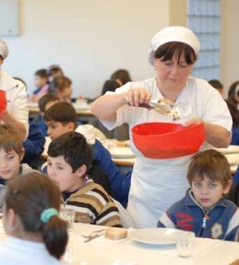 Bambini a tavola in una scuola    
