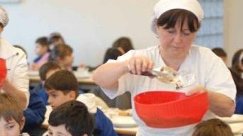 Bambini a tavola in una scuola