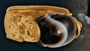 Il giallo dell'anello con lo scarabeo