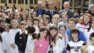 <b>IN FESTA </b>Gli alunni della scuola di via Rovetta    