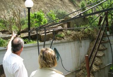 &laquo;Ecco lass&ugrave; la frana&raquo;: nel giardino delle villette il fango &egrave; gi&agrave; arrivato 