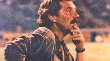 Gianpiero Vitali nella classica posizione che assumeva quando era in panchina