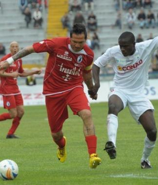 Carparelli contro Lartey nellultima gara di campionato   