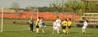 Bimbi in campo a Madonna dlelAcqua 