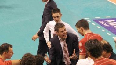 I Lupi a “raccolta” da coach Blengini durante un timeout