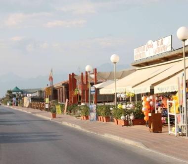 <b>CONTRO I BALZELLI.</b> Negozi sulla Marina di Torre del Lago     