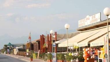 <b>CONTRO I BALZELLI.</b> Negozi sulla Marina di Torre del Lago