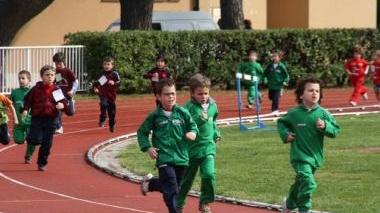<b>PRONTI, VIA!</b> Bambini impegnati in una gara di atletica