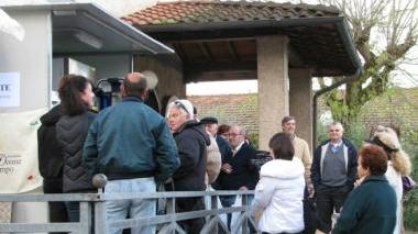 <b>IN CODA.</b> Gli utenti al distributore di latte crudo alla farmacia di Vaiana