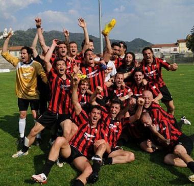 I rossoneri in festa per la promozione (Vip)  