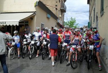 Due momenti della gara disputata sotto la pioggia 