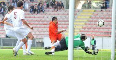 <b>TANGO ARANCIONE </b>Rojas a segno poi lesultanza del bomber argentino Domenica sar&agrave; sfida tutta sudamericana contro lidolo brasiliano di Mosciano Rosi In basso a destra: Carfora  