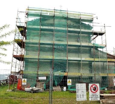 <b>CROLLO.</b> I ponteggi realizzati intorno al tetto crollato 
